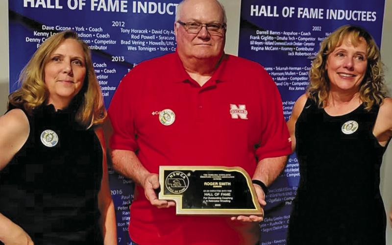 Courtesy Photo Roger Smith’s daughters Stacy Smith Muehling (left) and Laurna Smith Drake (right) were joined by Gordon Wrestling alumni Dan Kling during the Nebraska Scholastic Wrestling Coaches Association Hall of Fame Banquet in which the late Gordon coach was inducted.