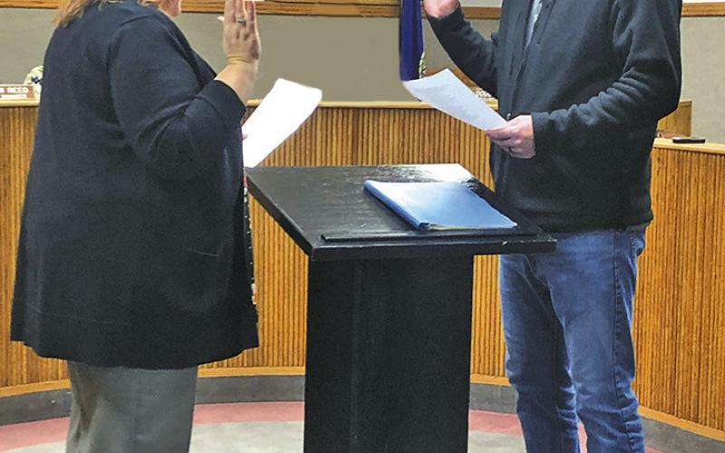 Photo courtesy of the City of Gordon Gordon City Council President Alyssa DeHart (left) swears in the newest member of the Gordon City Council Jerod Peterson (right) during the December 12 meeting. Peterson will now serve a 4 year term on the Council.
