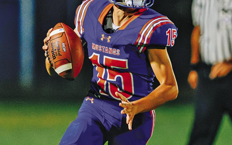 Photo by Morgan Meisenheimer Freshman Khai Janssen found junior Kannon Leeper for the only Mustang score in their loss to O’Neill on Sept. 5.