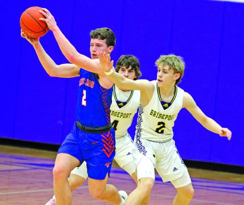 Photo by Sarah Strawn, Bridgeport News-Blade Sophomore Johnny Ziller receives the pass during the contest against the Bulldogs.