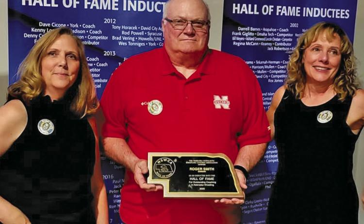 Courtesy Photo Roger Smith’s daughters Stacy Smith Muehling (left) and Laurna Smith Drake (right) were joined by Gordon Wrestling alumni Dan Kling during the Nebraska Scholastic Wrestling Coaches Association Hall of Fame Banquet in which the late Gordon coach was inducted.