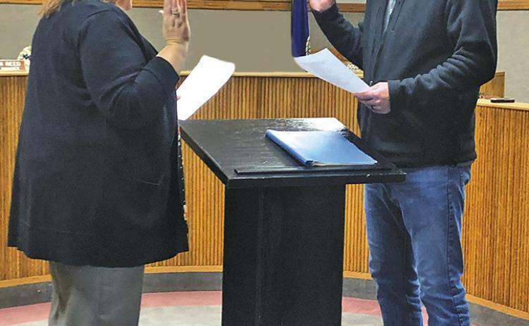 Photo courtesy of the City of Gordon Gordon City Council President Alyssa DeHart (left) swears in the newest member of the Gordon City Council Jerod Peterson (right) during the December 12 meeting. Peterson will now serve a 4 year term on the Council.