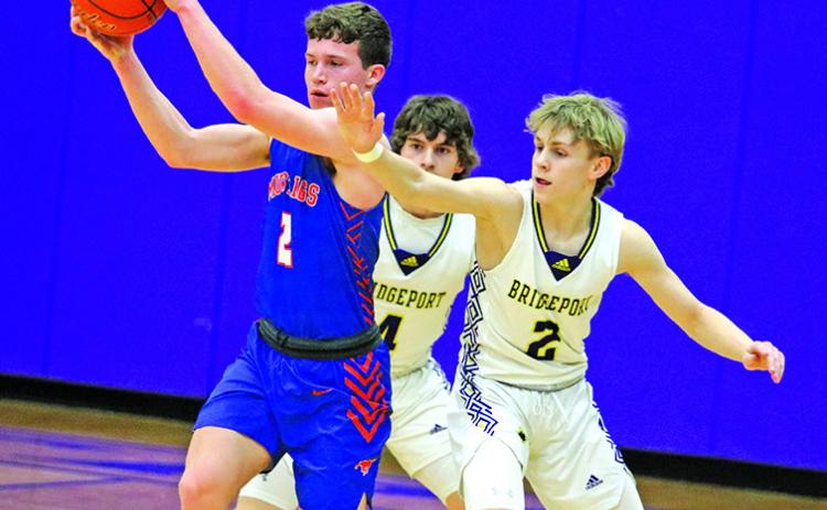Photo by Sarah Strawn, Bridgeport News-Blade Sophomore Johnny Ziller receives the pass during the contest against the Bulldogs.